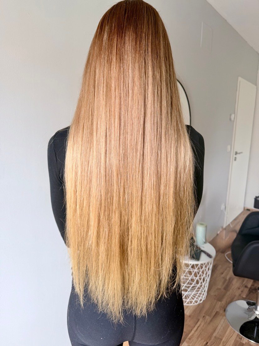 Detailaufnahme einer Haarverlängerung mit feinen Microbondings