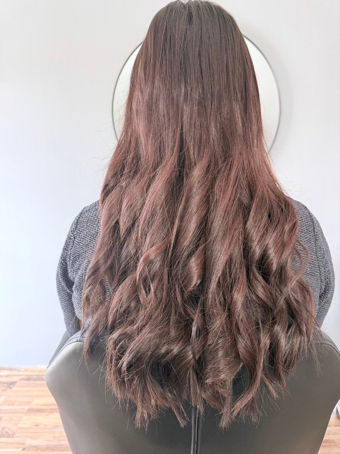Lange, gewellte Haarverlängerung mit Microbondings – Ergebnis von PureElegance Haircouture