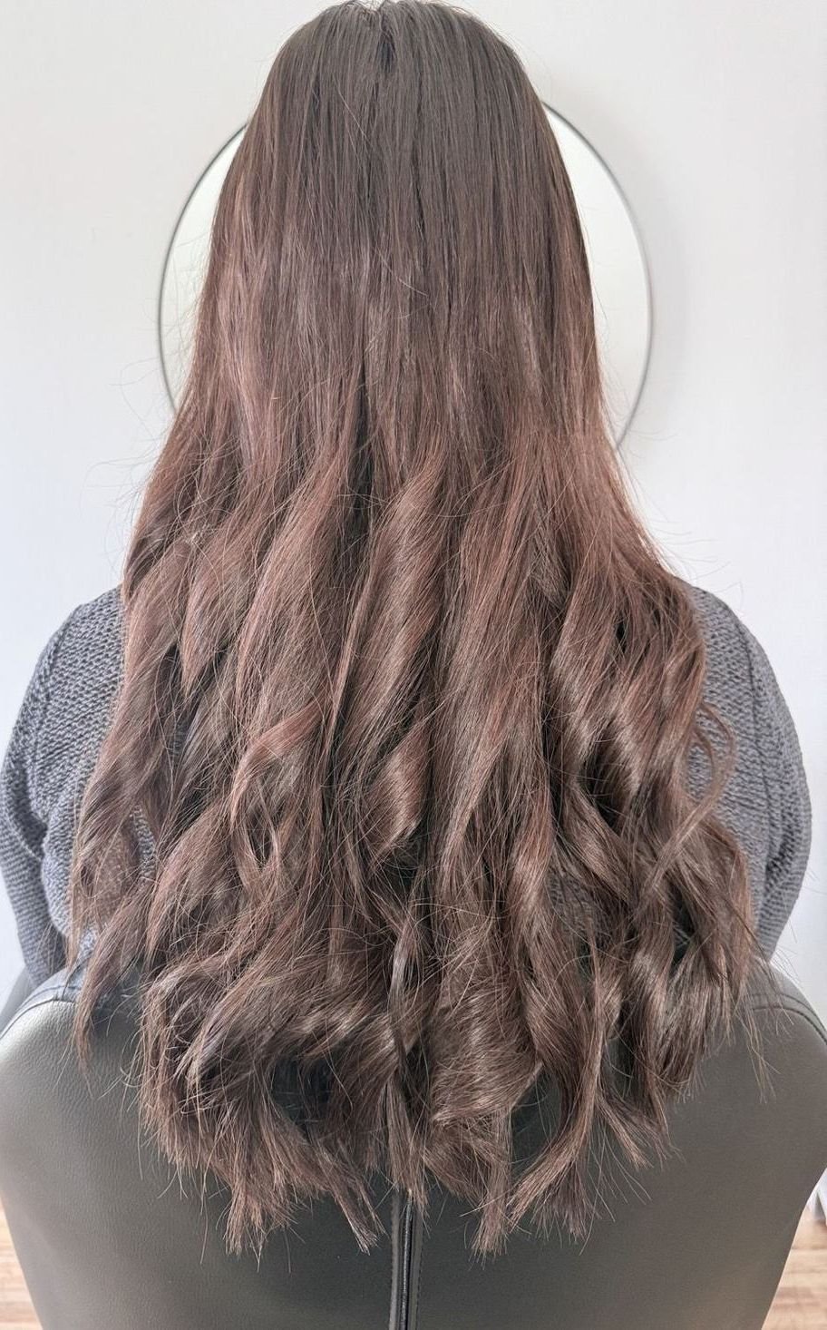 Langes, gewelltes Haar nach einer Haarverlängerung mit Microbondings